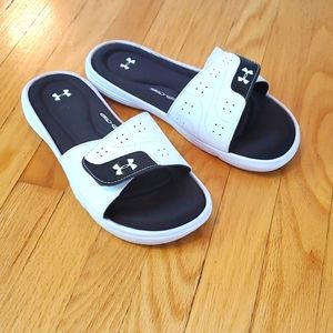 Under Armour foam core flip flops - size 8